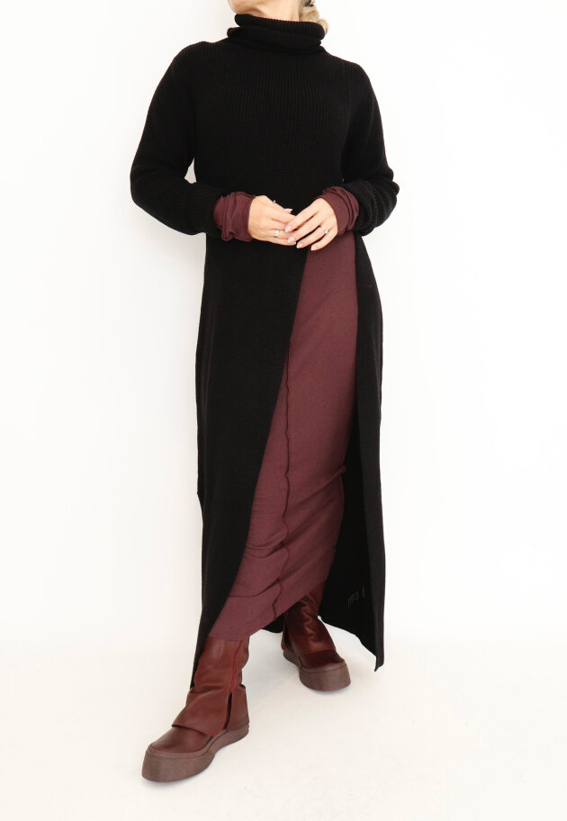 Sort Aarhus - Strikket kjole i uld med høj hals og høj slids Sort Aarhus - Strikket kjole i uld med høj hals og høj slids