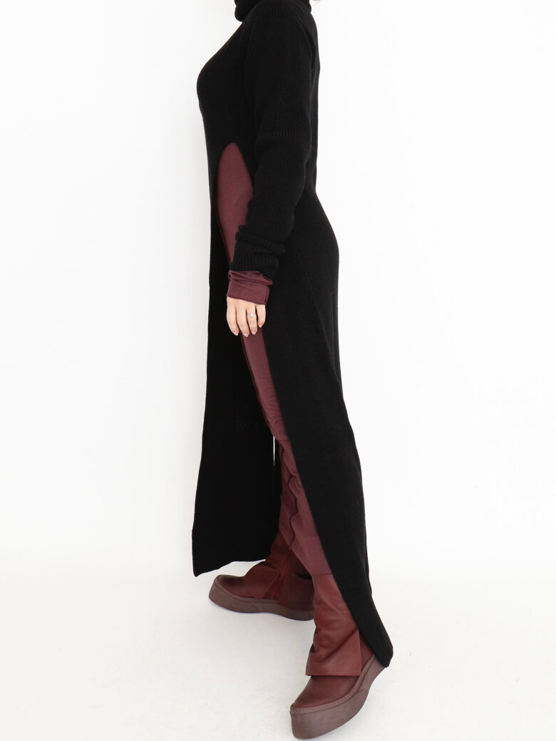 Sort Aarhus - Strikket kjole i uld med høj hals og høj slids Sort Aarhus - Strikket kjole i uld med høj hals og høj slids