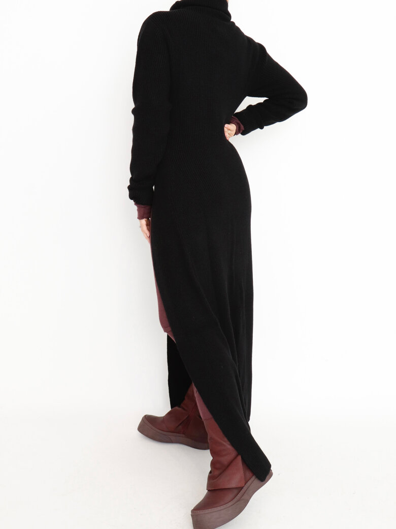 Sort Aarhus - Strikket kjole i uld med høj hals og høj slids Sort Aarhus - Strikket kjole i uld med høj hals og høj slids
