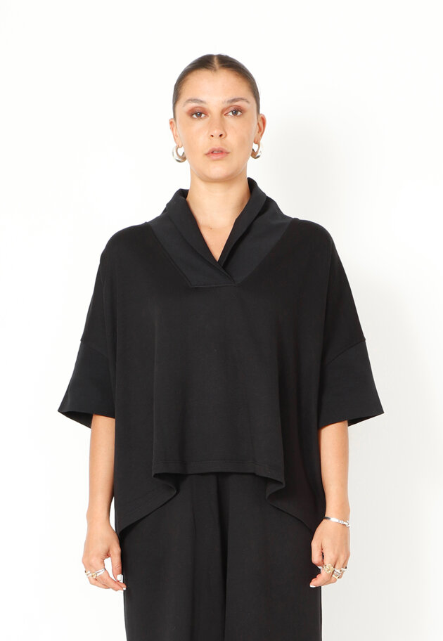 Sort Aarhus - Bluse med bred krave Sort Aarhus - Bluse med bred krave