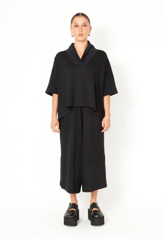 Sort Aarhus - Bluse med bred krave