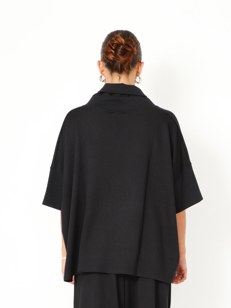 Sort Aarhus - Bluse med bred krave