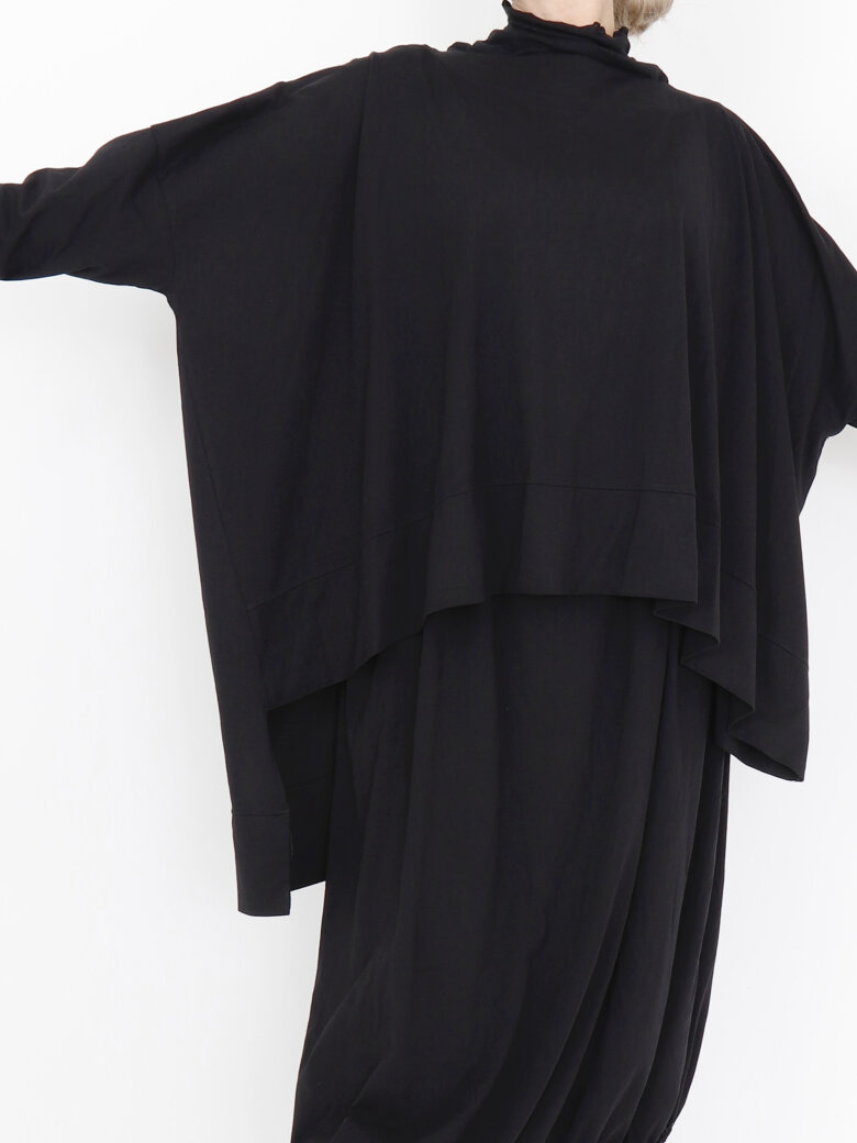 Sort Aarhus - Asymmetrisk bluse med bådudskæring