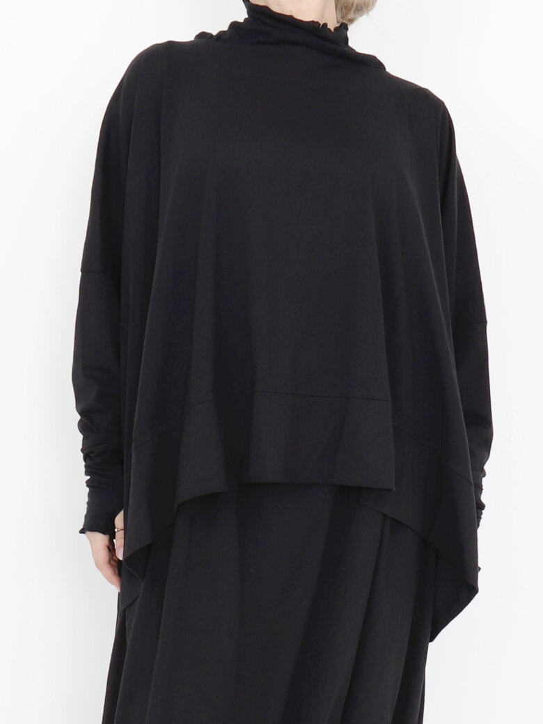 Sort Aarhus - Asymmetrisk bluse med bådudskæring