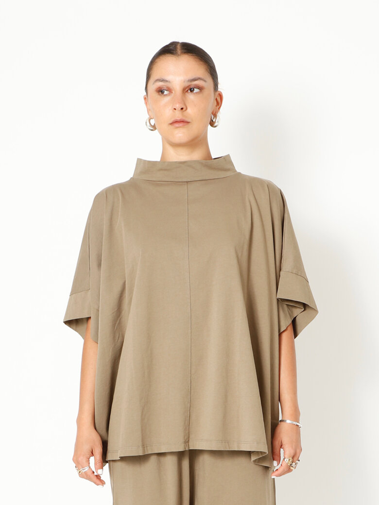 Sort Aarhus - Oversize t-shirt med krave og slids bagpå