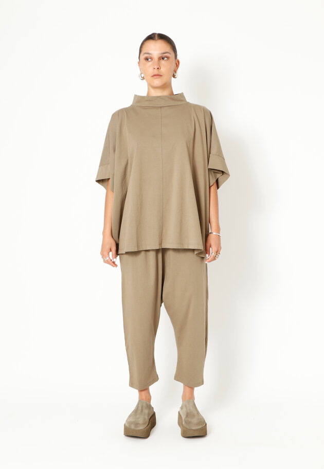 Sort Aarhus - Oversize t-shirt med krave og slids bagpå