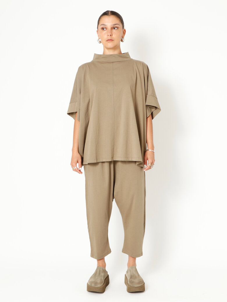 Sort Aarhus - Oversize t-shirt med krave og slids bagpå