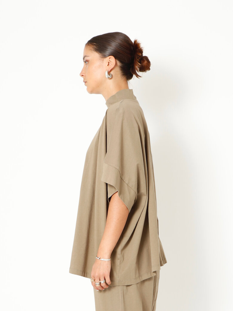 Sort Aarhus - Oversize t-shirt med krave og slids bagpå