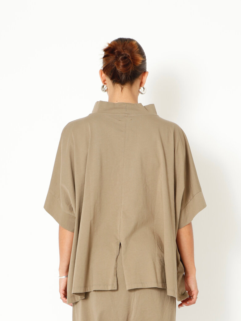 Sort Aarhus - Oversize t-shirt med krave og slids bagpå