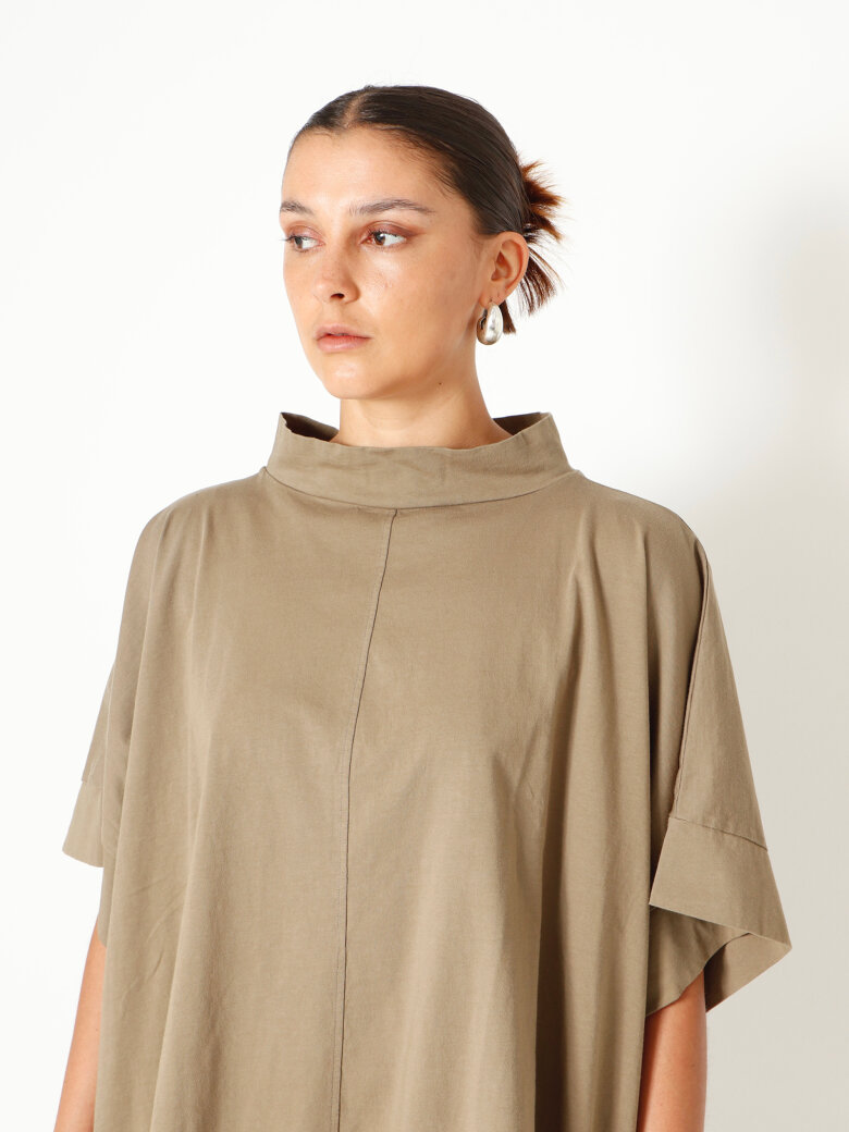 Sort Aarhus - Oversize t-shirt med krave og slids bagpå