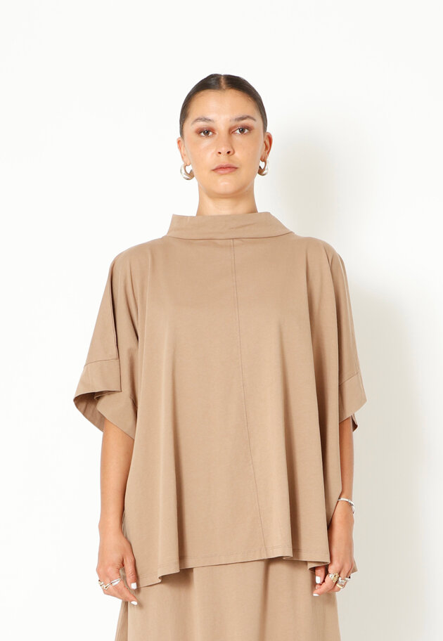 Sort Aarhus - Oversize t-shirt med krave og slids bagpå Sort Aarhus - Oversize t-shirt med krave og slids bagpå