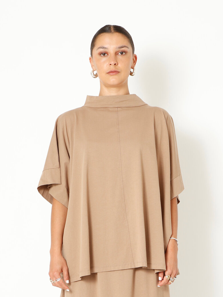 Sort Aarhus - Oversize t-shirt med krave og slids bagpå