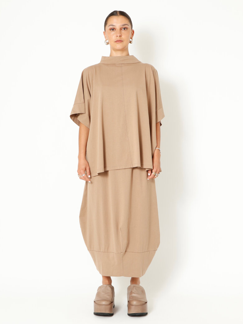 Sort Aarhus - Oversize t-shirt med krave og slids bagpå