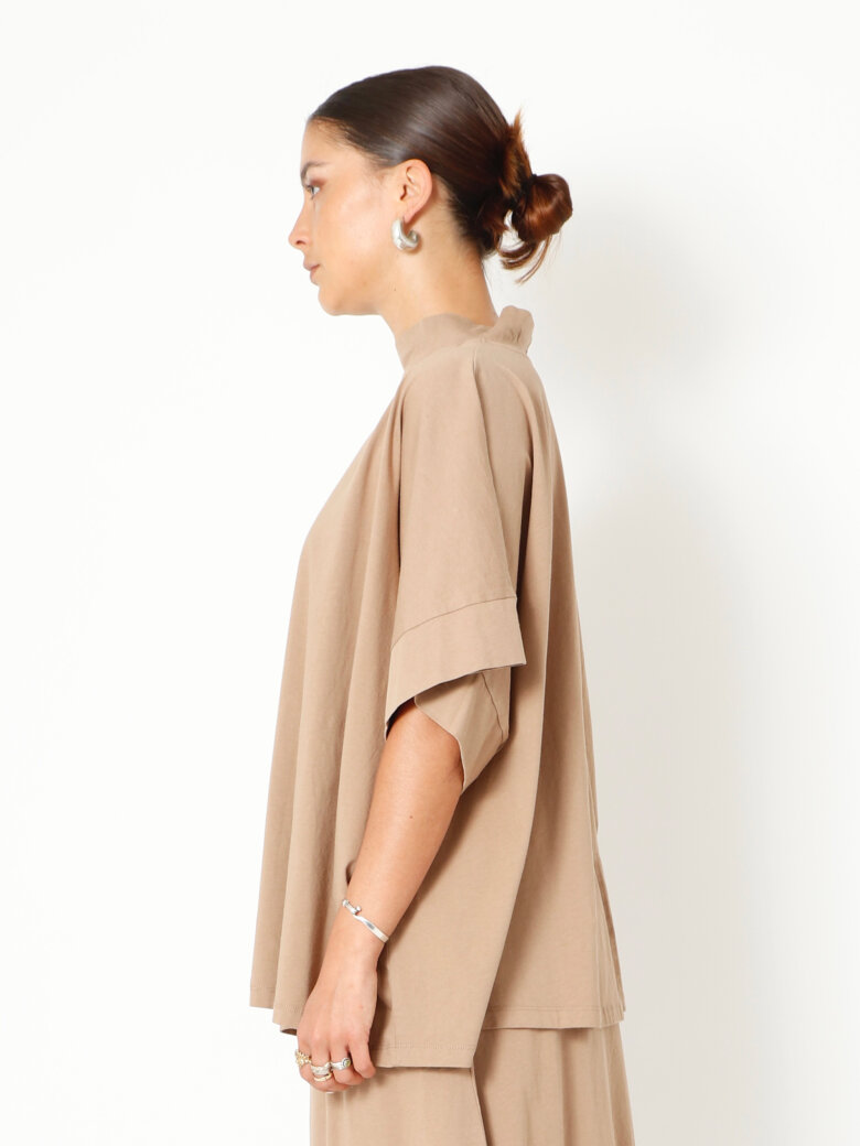 Sort Aarhus - Oversize t-shirt med krave og slids bagpå