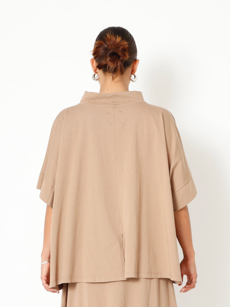 Sort Aarhus - Oversize t-shirt med krave og slids bagpå