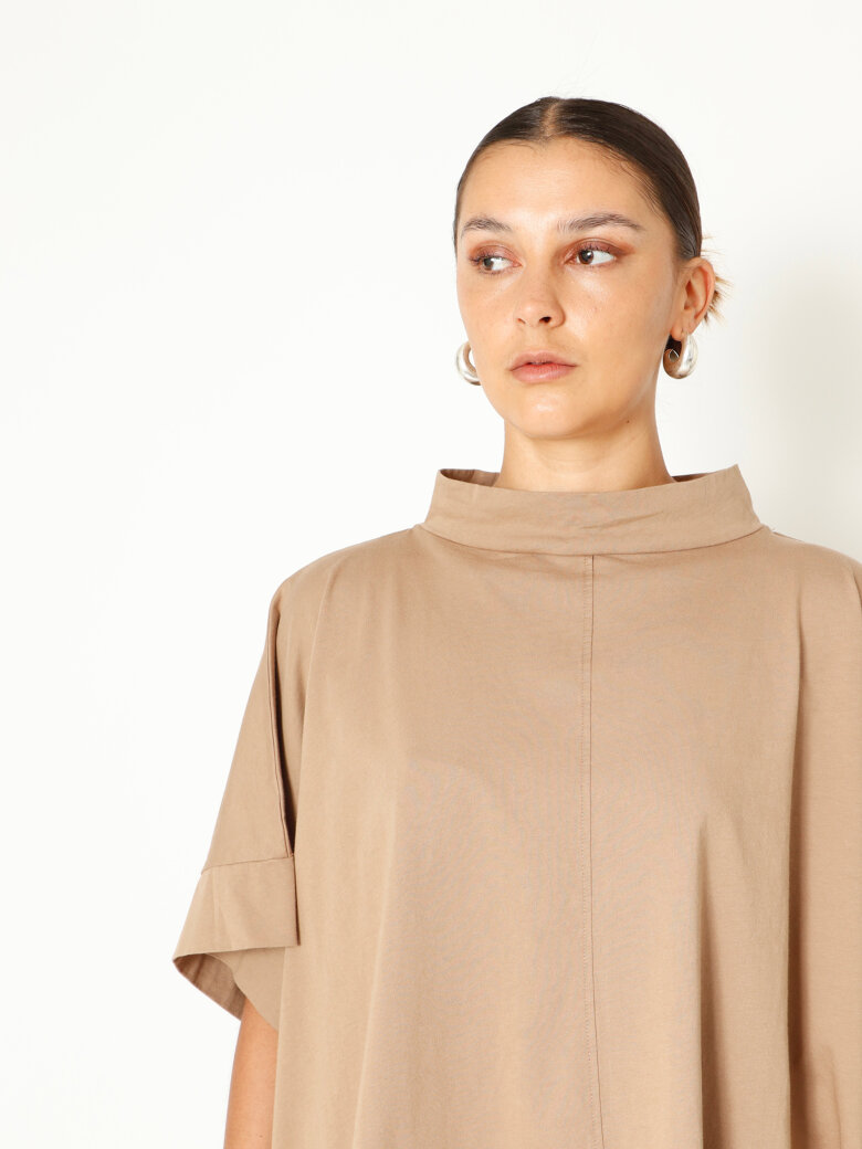 Sort Aarhus - Oversize t-shirt med krave og slids bagpå