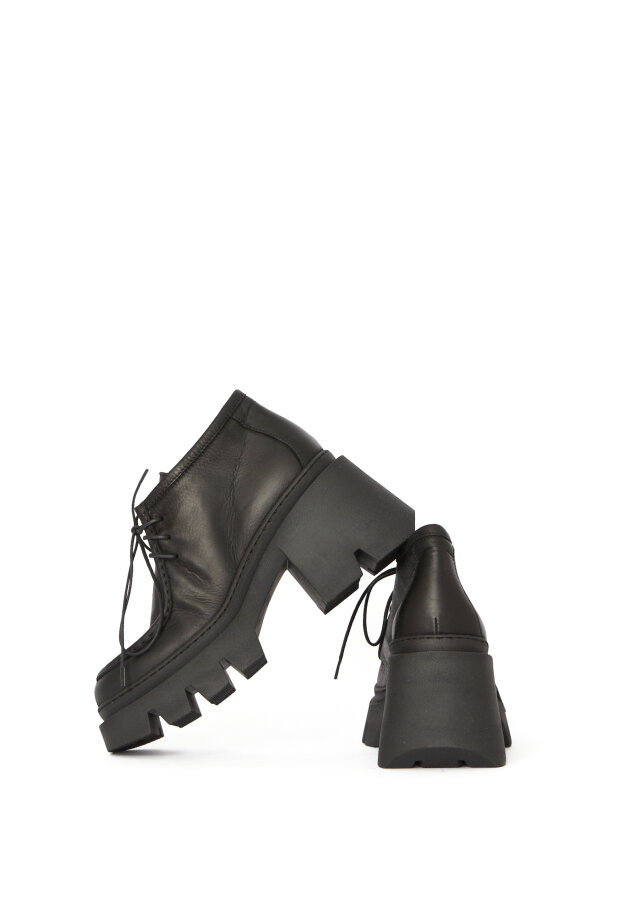 Lofina - Shoe with laces and a high chunky heel