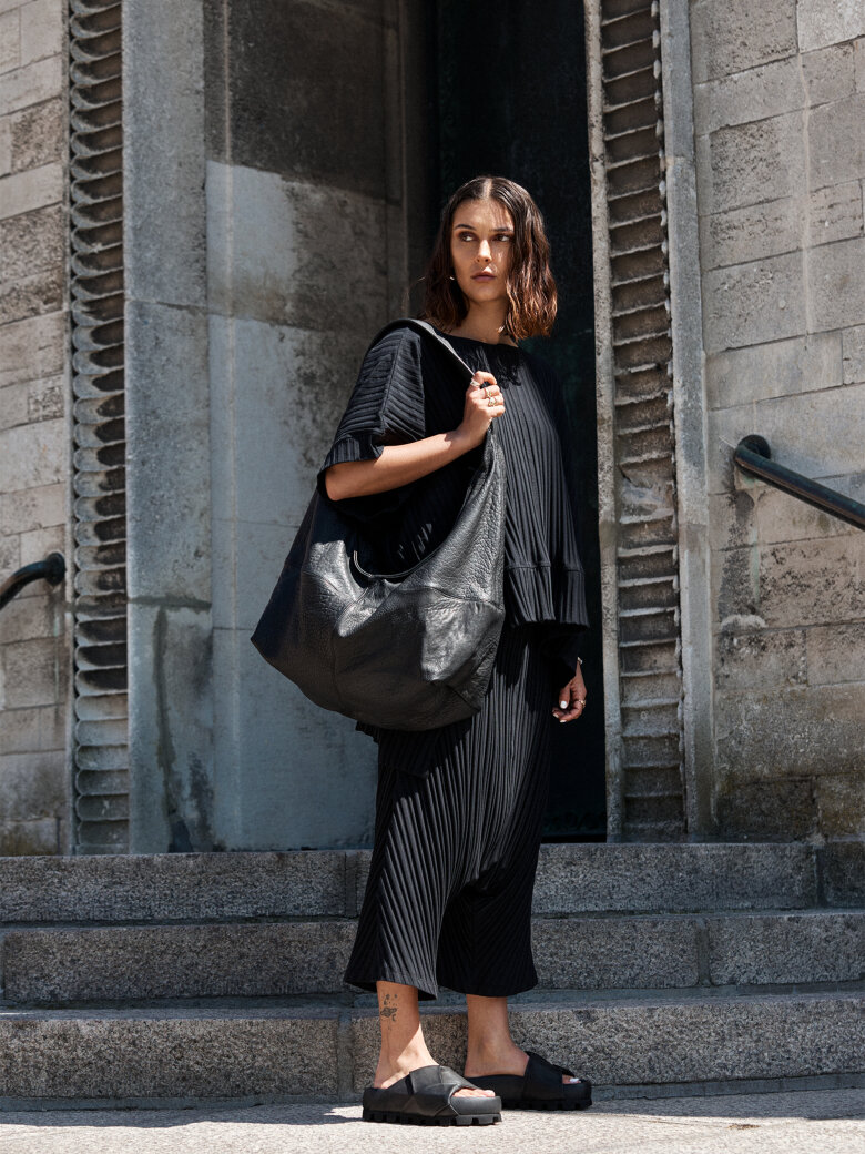 Sort Aarhus - Oversize t-shirt with asymmetric back