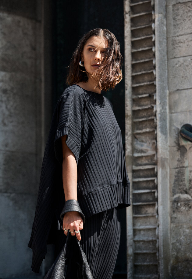 Sort Aarhus - Oversize t-shirt with asymmetric back