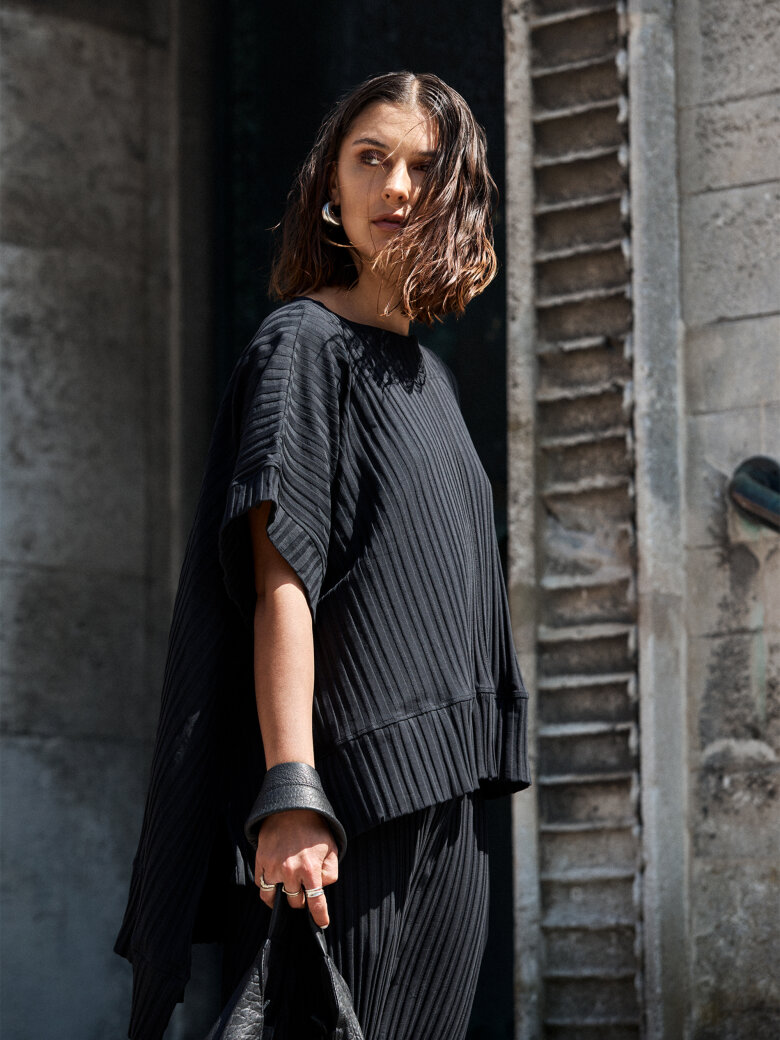 Sort Aarhus - Oversize t-shirt with asymmetric back