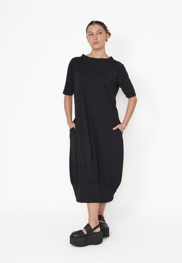 Sort Aarhus - Kjole i økologisk bomuld med detalje bagpå Sort Aarhus - Kjole i økologisk bomuld med detalje bagpå