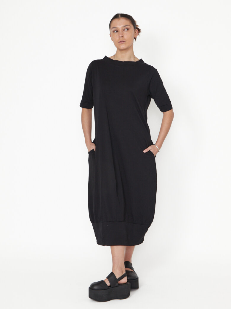 Sort Aarhus - Kjole i økologisk bomuld med detalje bagpå