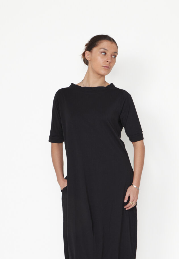 Sort Aarhus - Kjole i økologisk bomuld med detalje bagpå