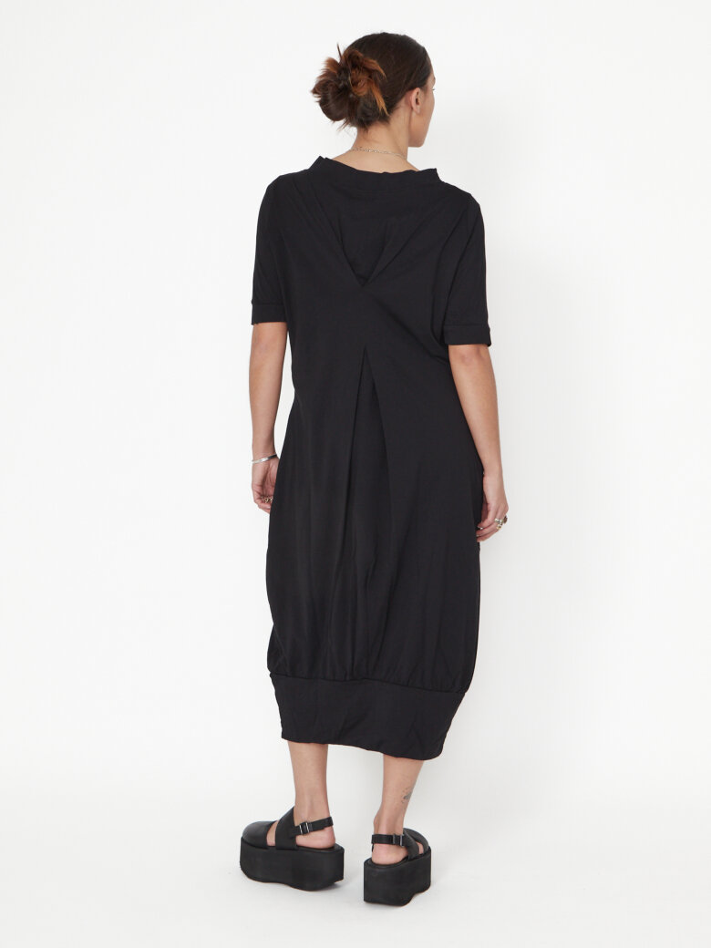Sort Aarhus - Kjole i økologisk bomuld med detalje bagpå