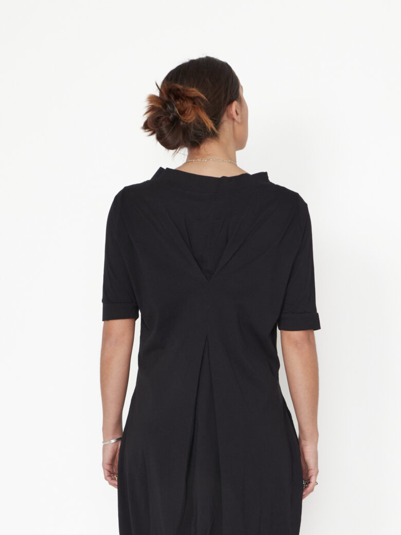 Sort Aarhus - Kjole i økologisk bomuld med detalje bagpå