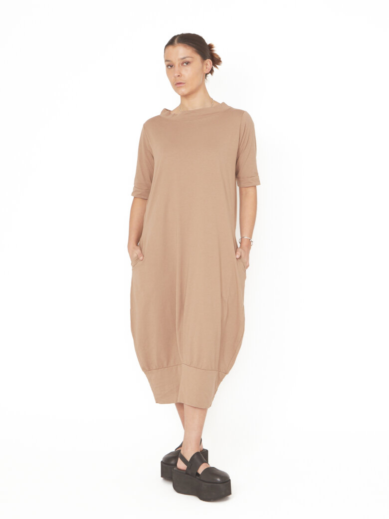 Sort Aarhus - Dress in organic cotton with detail on the back