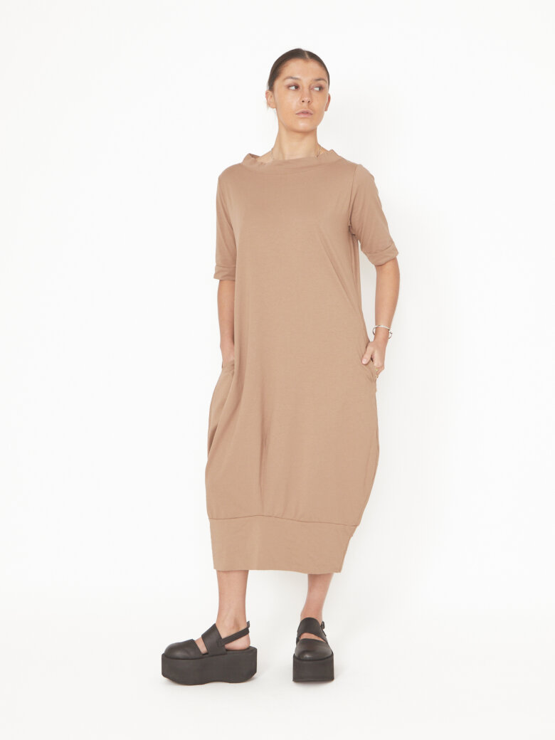 Sort Aarhus - Dress in organic cotton with detail on the back