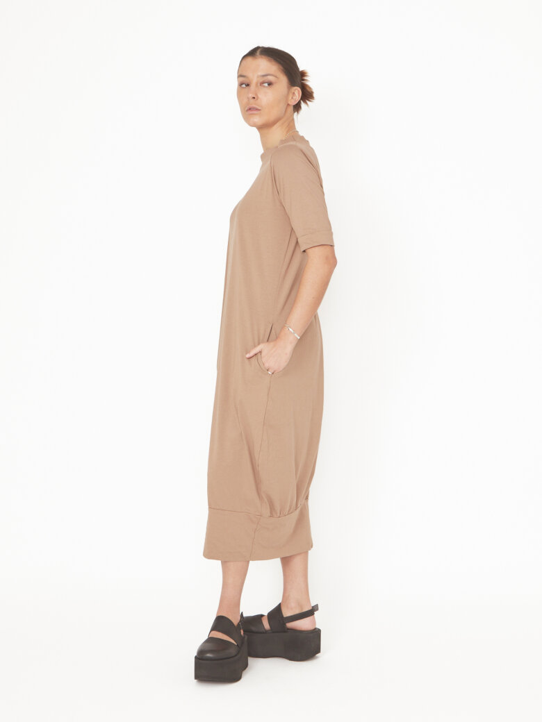 Sort Aarhus - Dress in organic cotton with detail on the back