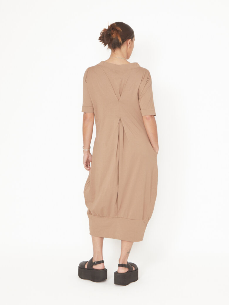 Sort Aarhus - Dress in organic cotton with detail on the back