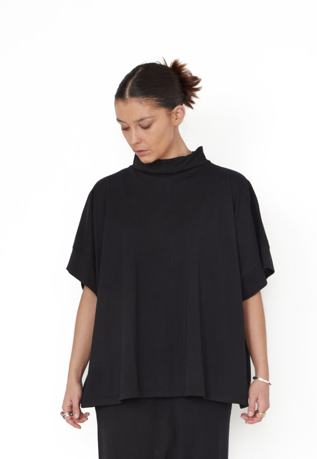 Sort Aarhus - Oversize t-shirt med krave og slids bagpå