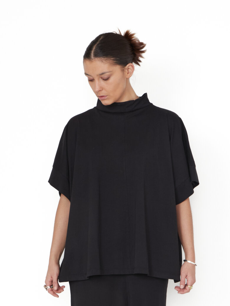 Sort Aarhus - Oversize t-shirt med krave og slids bagpå