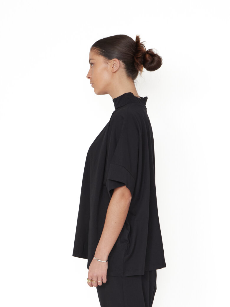 Sort Aarhus - Forudbestilling! Oversize t-shirt med krave og slids bagpå