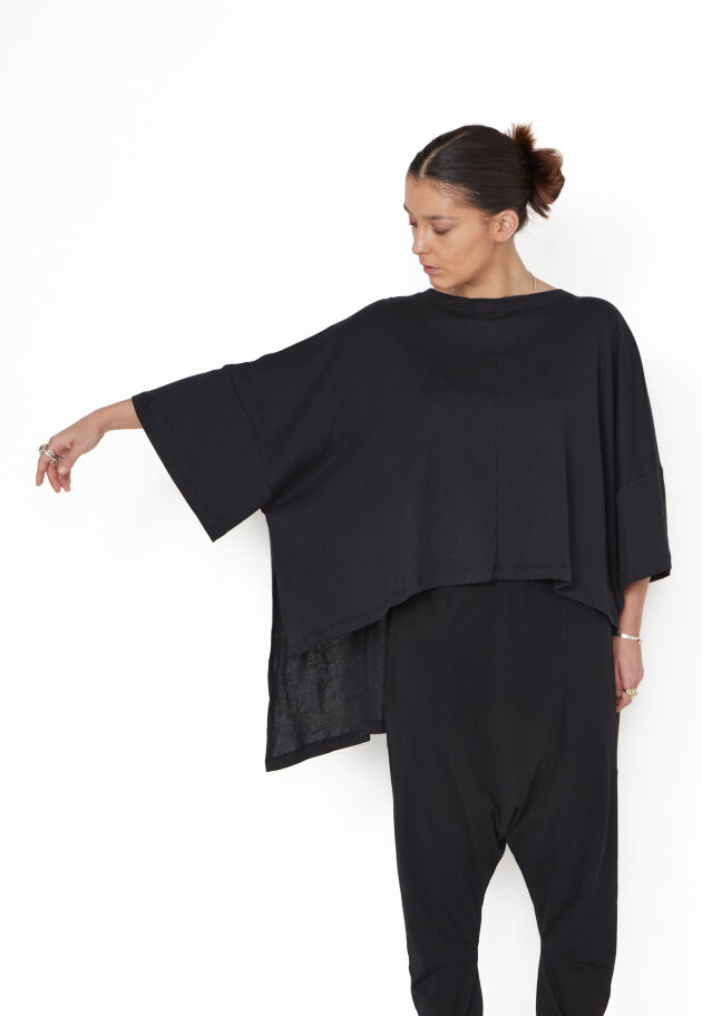 Sort Aarhus - Oversize t-shirt with asymmetrical cut