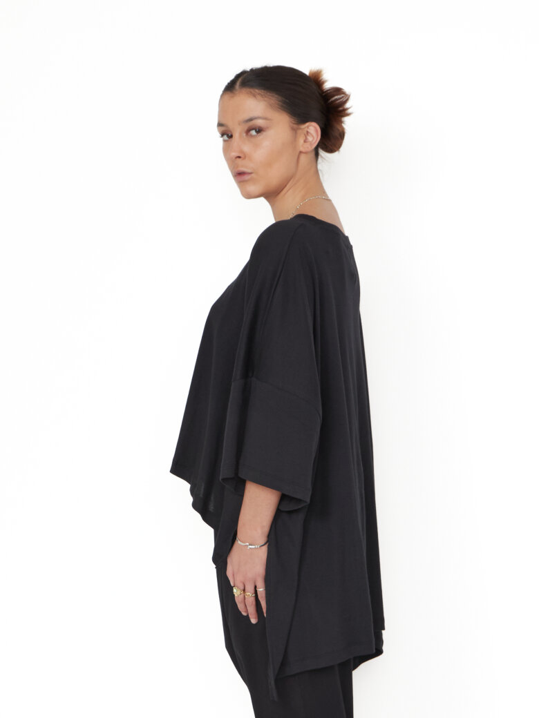 Sort Aarhus - Oversize t-shirt with asymmetrical cut