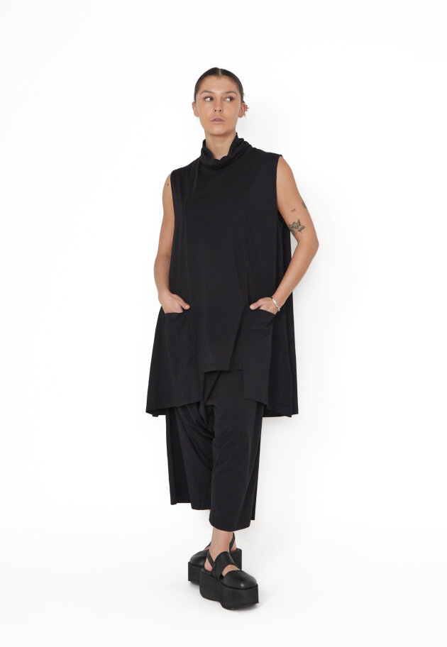 Sort Aarhus - Top with a high neckline and pockets