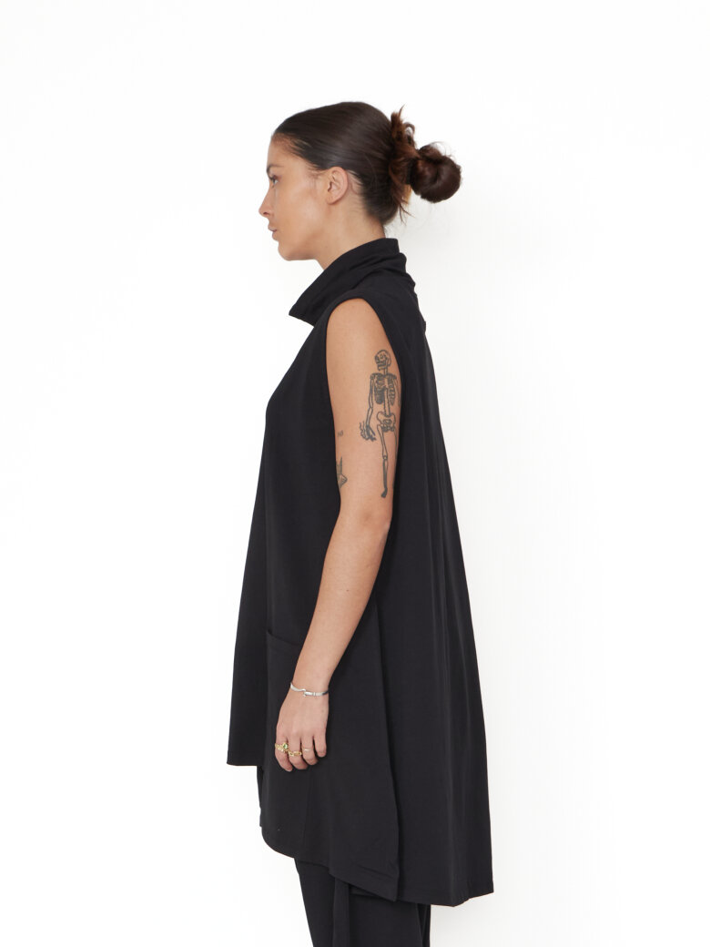 Sort Aarhus - Top with a high neckline and pockets