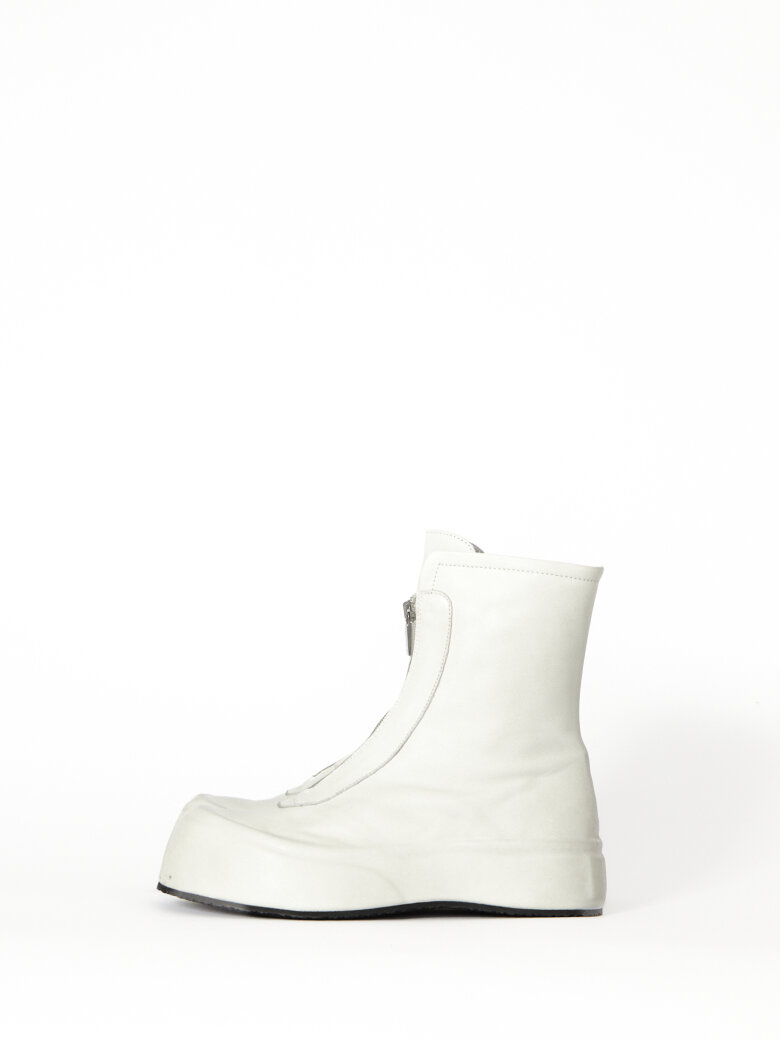 Boot with front zipper