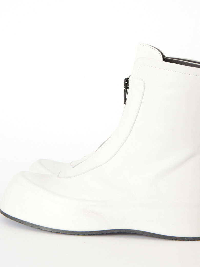 Boot with front zipper