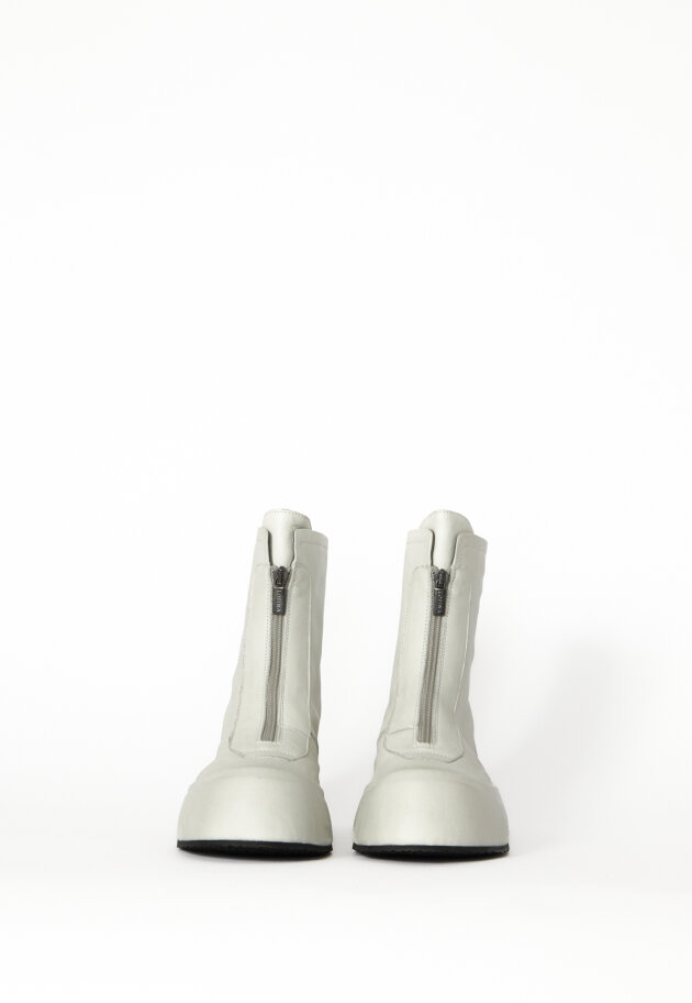 Boot with front zipper