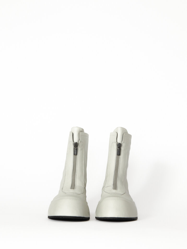 Boot with front zipper