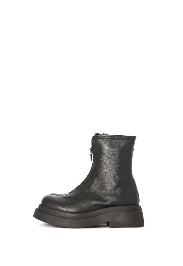 Boot with front zipper