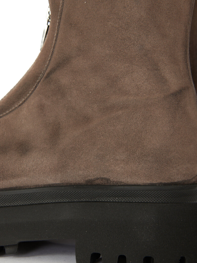 Boot with front zipper
