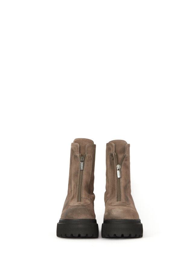 Boot with front zipper