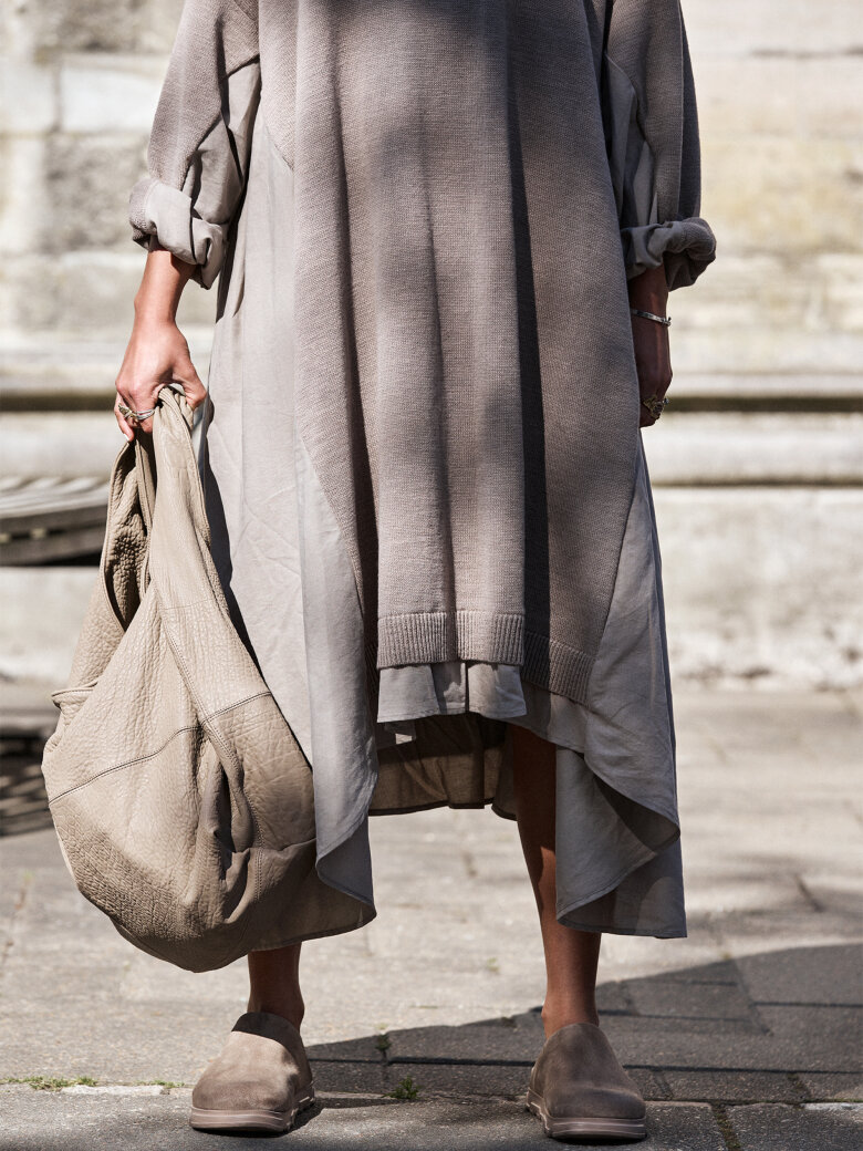 Lofina - Sandal in suede with a footbed sole