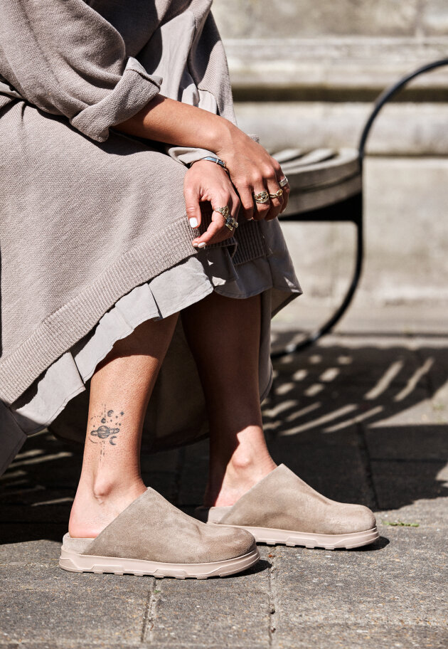 Lofina - Tøffel sandal i ruskind med fodsengssål Lofina - Tøffel sandal i ruskind med fodsengssål