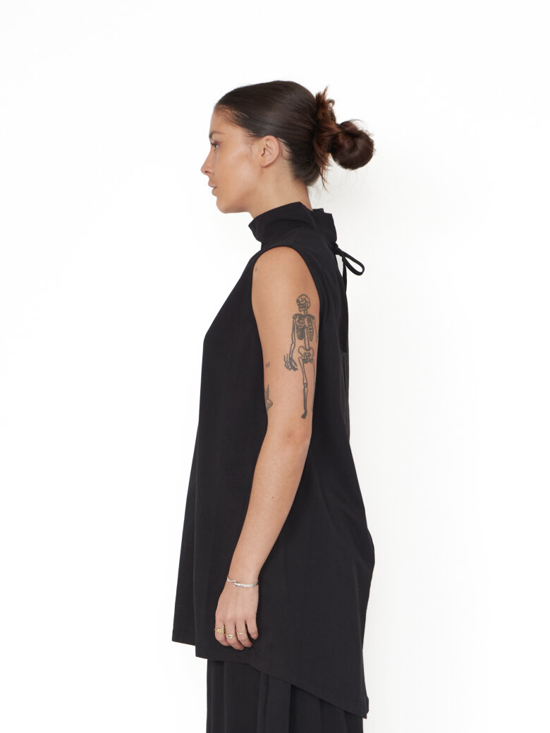 Sort Aarhus - Forudbestilling! Ærmeløs bluse med bindebånd i nakken